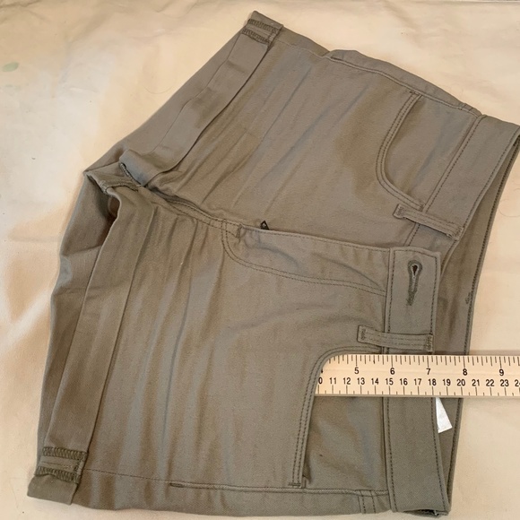 Green Shorts FINAL PRICE - Picture 5 of 8